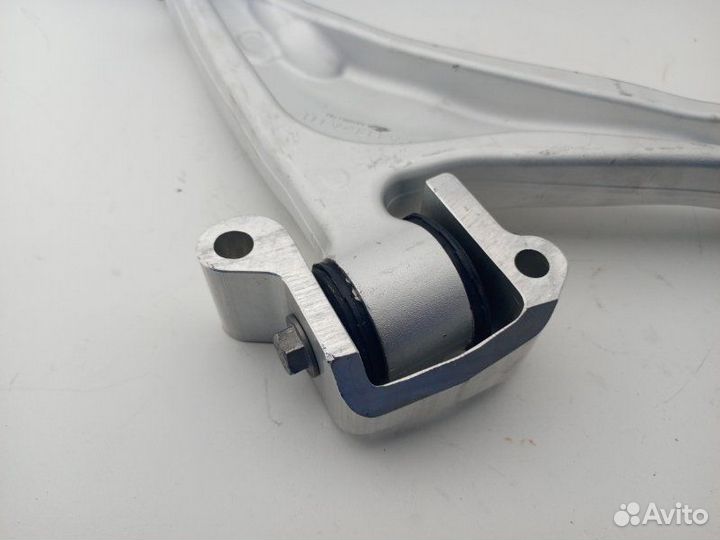 Рычаг подвески нижний передний правый Volvo Xc90