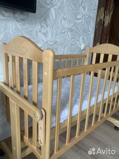 Детская кроватка с маятником