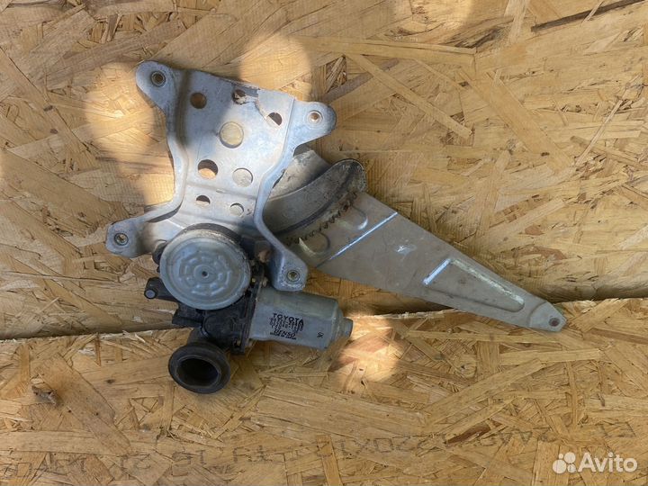 Стеклоподьемник задний левый Toyota ist NCP60