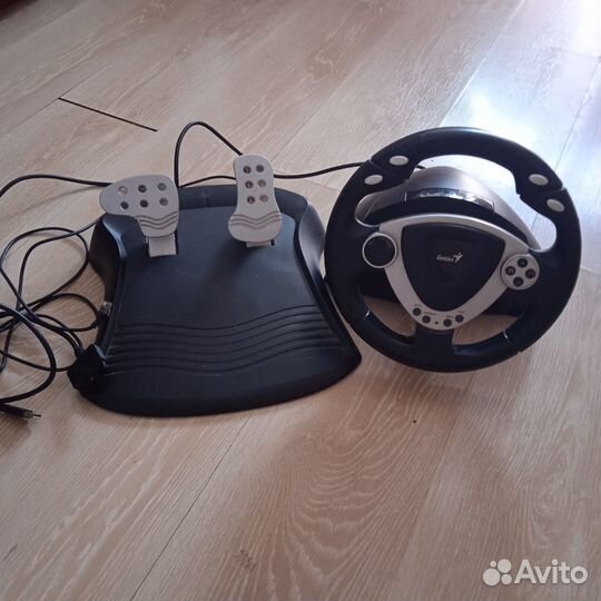 Игровой руль с педалями genius