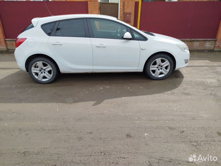 Opel Astra 1.6 МТ, 2011, 282 700 км