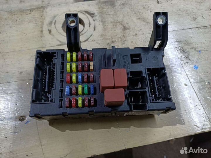Блок предохранителей/монтажный блок Fiat Linea