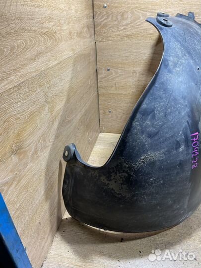 Подкрылок передний левый Mercedes W211 1704228