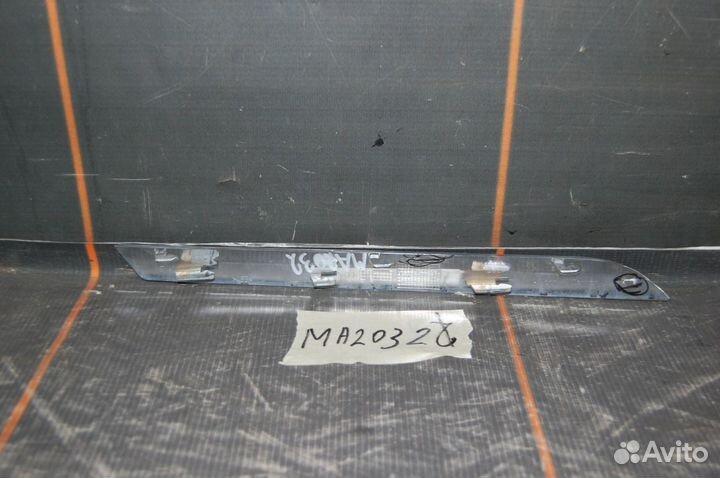 Молдинг решетки радиатора левый-Mercedes-Benz X204