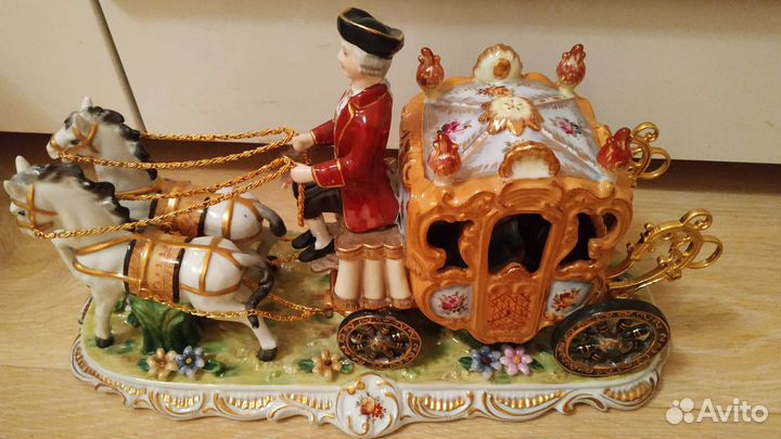 Статуэтка фарфоровая карета кружевница