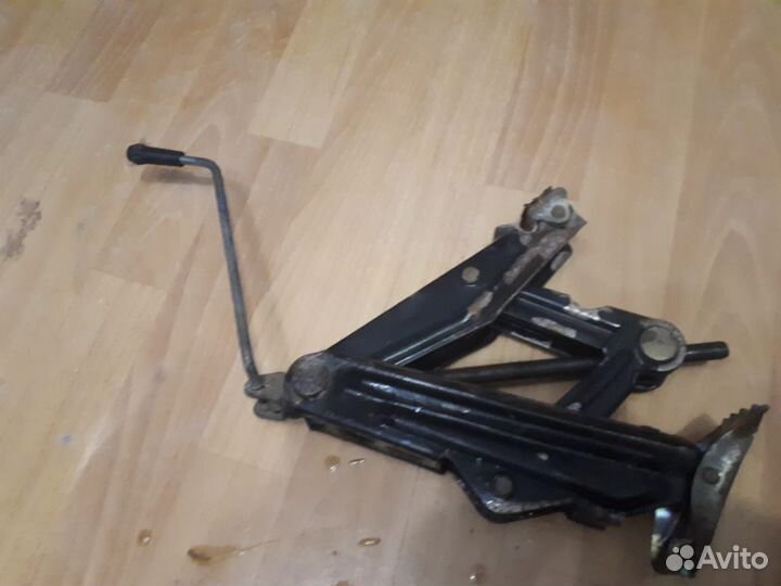 Домкрат на авто