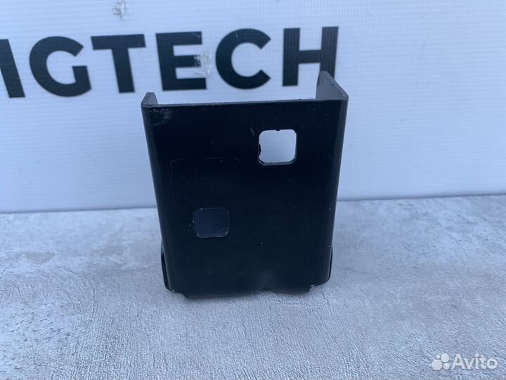 Кронштейн на передней панели Mercedes A2056261400