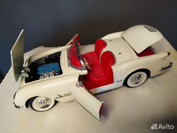 Модель автомобиля Chevrolet Corvette 1953 1/18