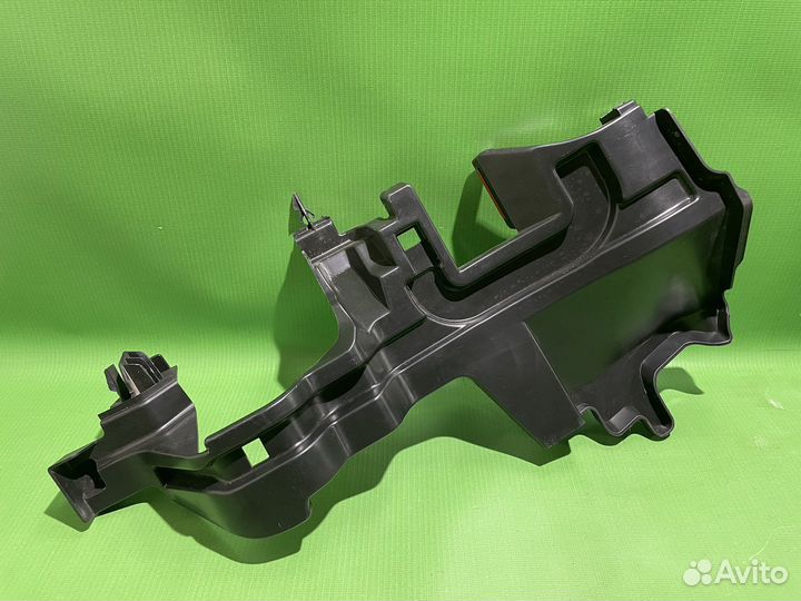 Дефлектор радиатора левый Toyota Hilux 2015+