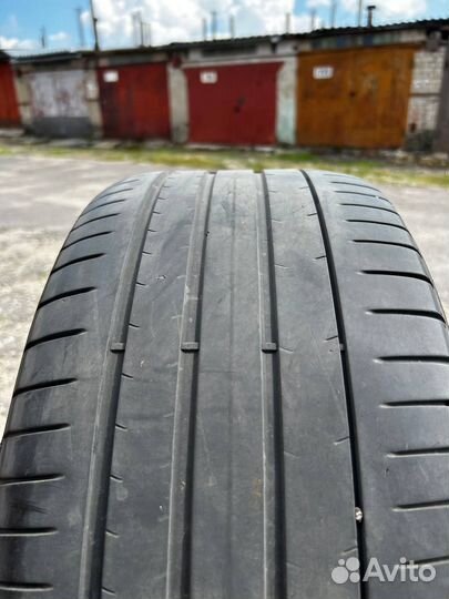 Pirelli P Zero PZ4 225/40 R19 и 255/35 R19 96Y