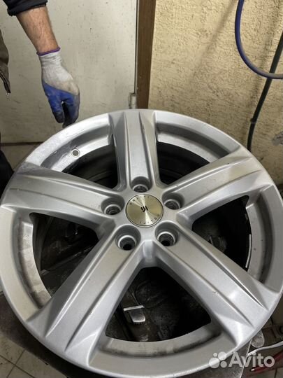 Продается комплект литых дисков 16