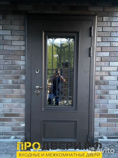 Дверь уличная со стеклом