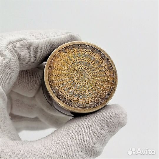 Мушница Серебро 84 Гильошированная эмаль Сюжет