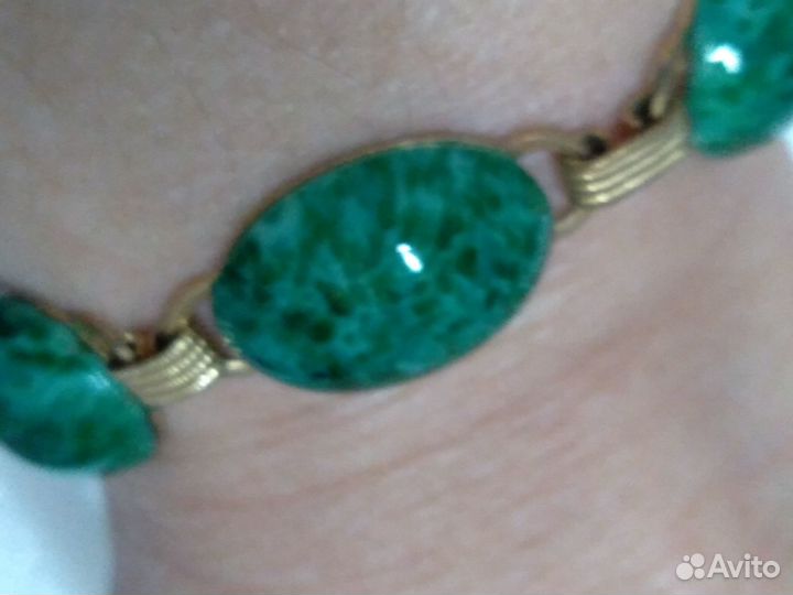 Браслет с зелеными камнями яркий аксессуар