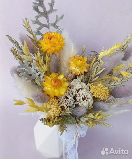 Композиция из сухоцветов в кашпо