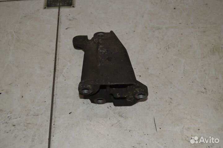 Кронштейн двигателя Volkswagen Golf 3