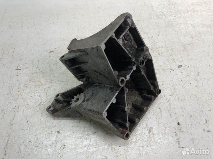 Кронштейн гура и генератора M103 для Mercedes W124