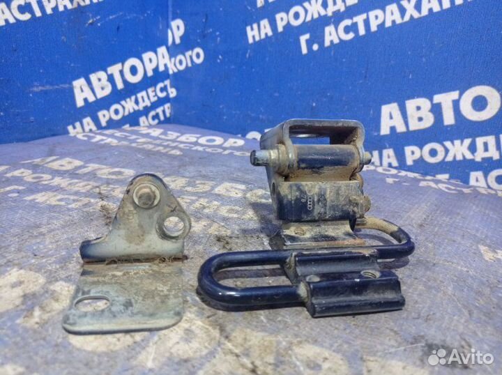 Петля двери Volkswagen Passat B5 седан 1997