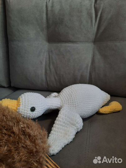 Гусь обнимусь вязаный