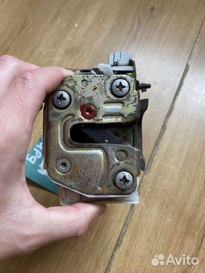 Замок двери задний правый Nissan Primera P11