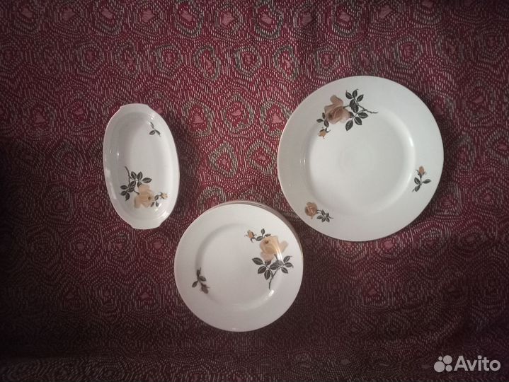 5 тарелок, блюдо и селодочница Золотая роза