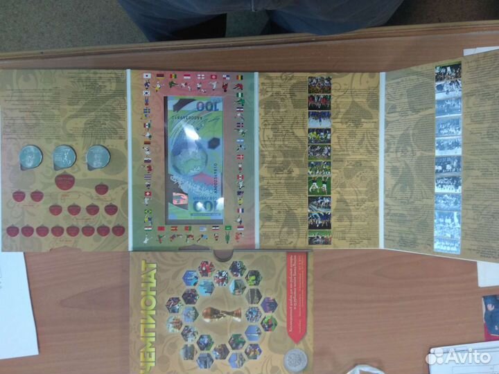 Альбом с банкнотой и монетами, посвященный Чемпион