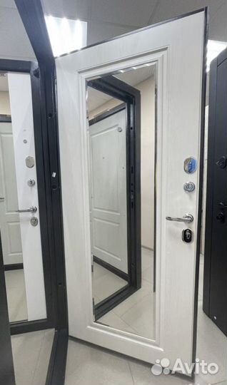 Дверь входная с зеркалом новая