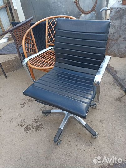 Кресло офисное чёрное экокожа 56/50/88