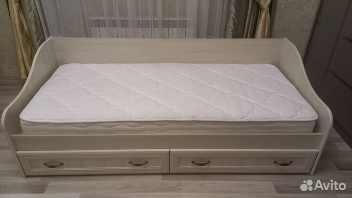 Продам кровать с матрасом