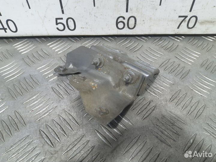 Б/У Кронштейн крепления крыла правый#001