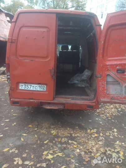 Водитель со своим грузовым авто