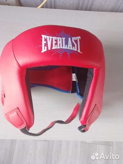 Боксерский шлем, бинт и перчатки