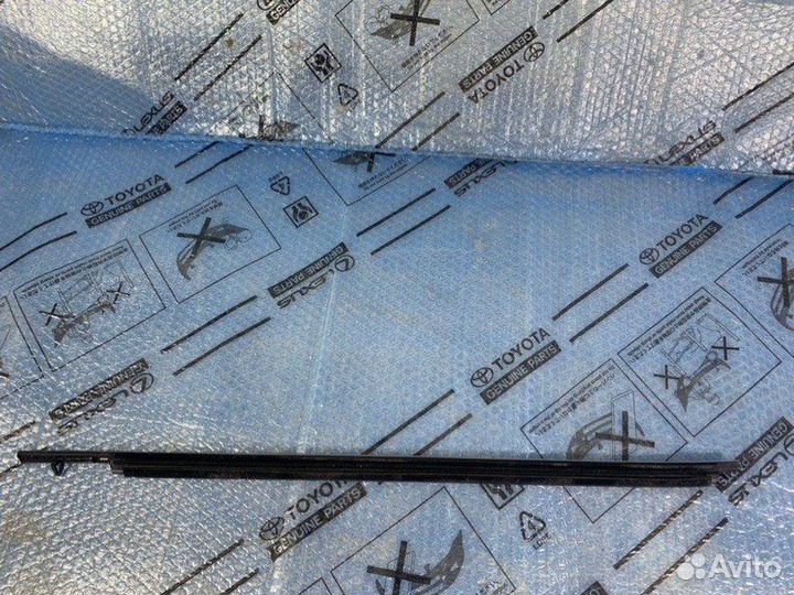 Накладка стекла задняя правая Toyota Camry 2017