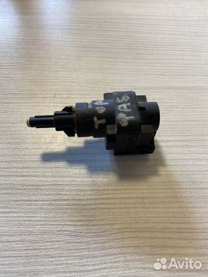 Датчик включения стопсигнала Skoda Fabia