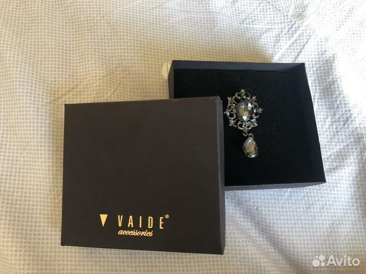 Новые броши в готочнеском стиле новые в упаковках