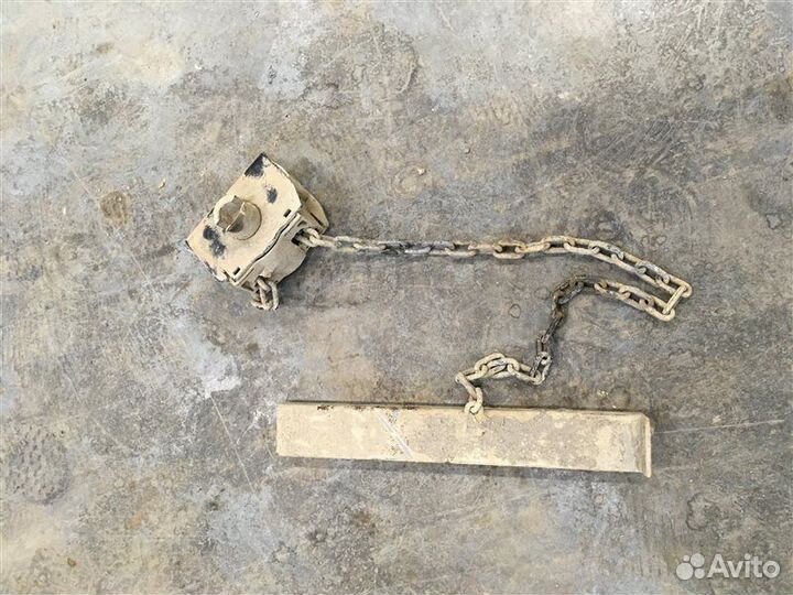 Механизм подъёма запасного колеса Toyota Hilux