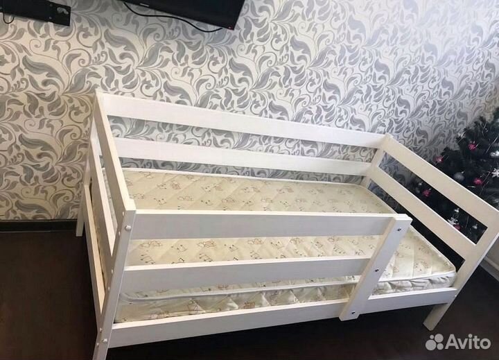 Детская кровать с бортиком
