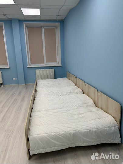 Детская кроватка с матрасом и бельем