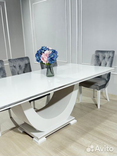 Стол и стулья