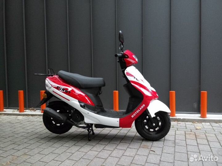 Новенький компактный мотороллер Sunny 50 2023