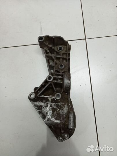 Renault Megane ll кронштейн генератора