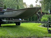 Лодка металлическая с мотором и прицепом