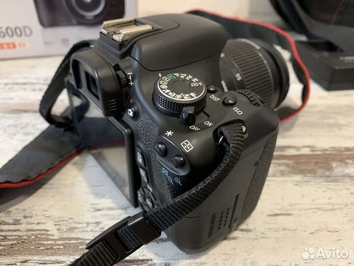 Зеркальный фотоаппарат Canon 600d