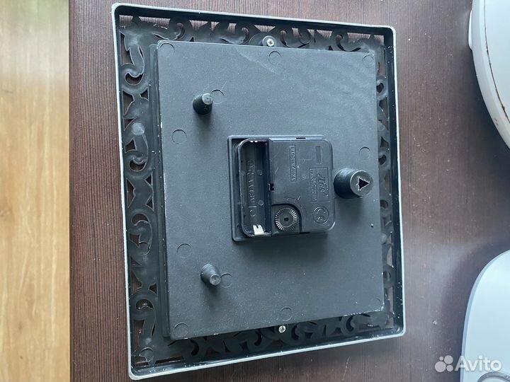 Часы кварцевые новые