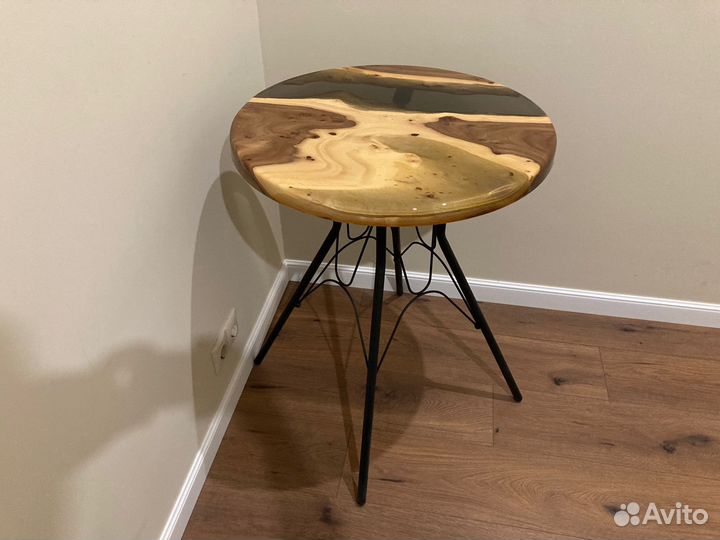 Стол журнальный из массива и смолы 60см