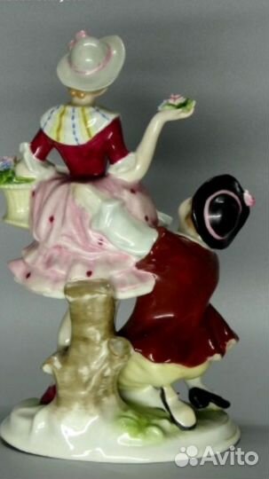 Фарфоровая статуэтка 