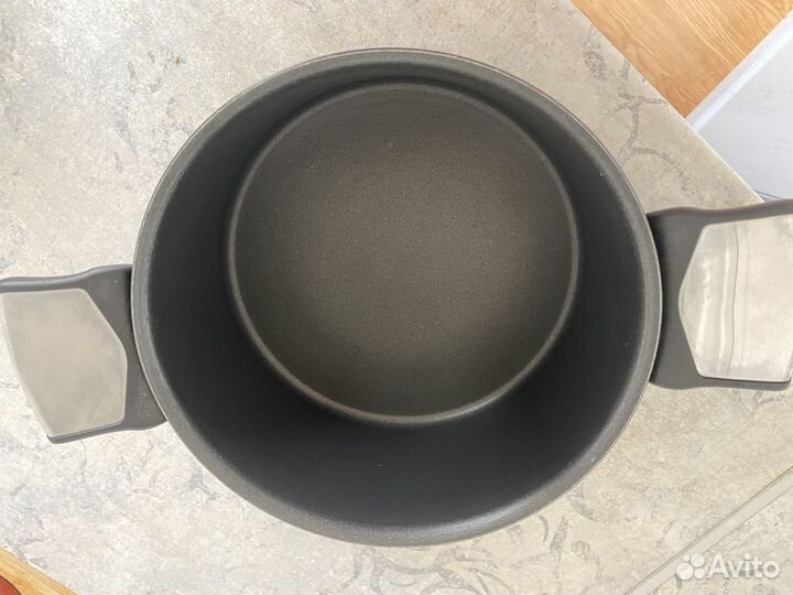 Кастрюля с антипригарным покрытием