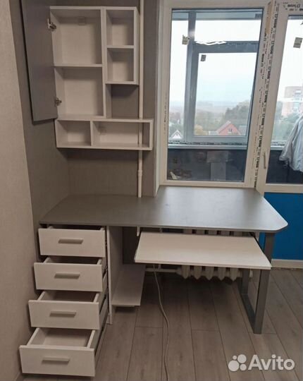 Детская рабочая зона у окна для двоих