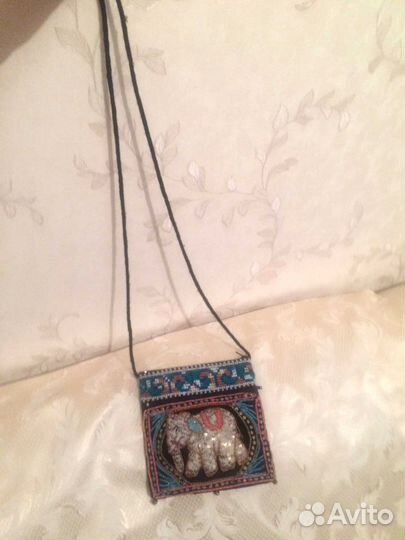 Женская сумка через плечо с вышивкой и пайетками