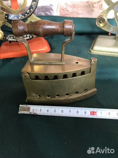 Старинные весы и утюг для кружева Германия